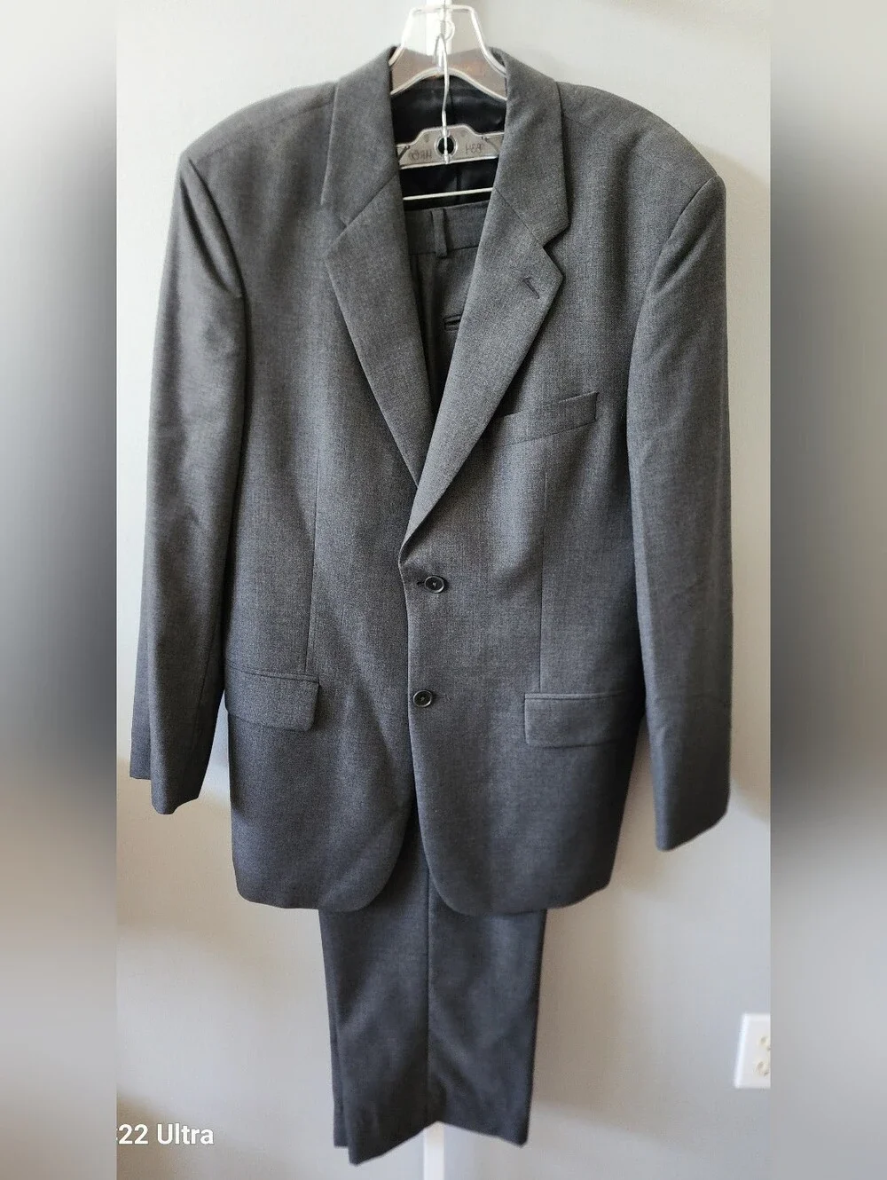 Men's Gray Two-Button Suit - Classic Tailored Look